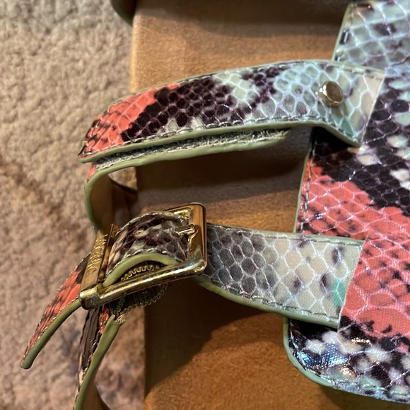 Women’s Vionic Sandels. Size 11. Multicolored snake skin. - Picture 5 of 9